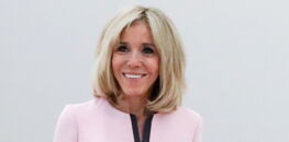 Photos - Brigitte Macron dévoile ses jolies jambes bronzées sous une robe courte blanche !