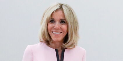 Photos - Brigitte Macron dévoile ses jolies jambes bronzées sous une robe courte blanche !