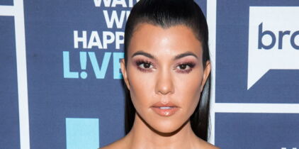Kourtney Kardashian affiche ses vergetures en maillot de bain et décomplexe ses millions d'abonnés