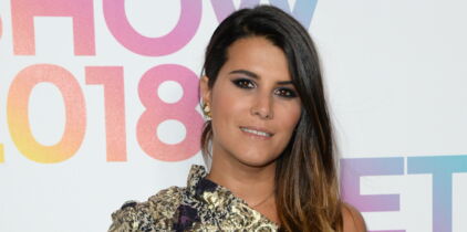 Karine Ferri affiche une silhouette ultra-bronzée dans un mini short en jean (et elle est canon !)