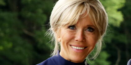 Photos – Brigitte Macron ressort sa robe courte bleu ciel… un nouveau coup de cœur ?