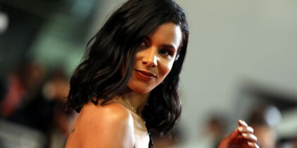 Shy’m : elle pose sans maquillage et avec ses cheveux naturels