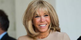 Photos - Brigitte Macron : son retour très chic à l’Elysée en petite robe beige !