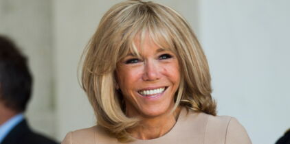 Photos - Brigitte Macron : son retour très chic à l’Elysée en petite robe beige !