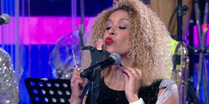 "N’oubliez pas les paroles" : qui est Jessie Fasano, choriste dans l'émission ?