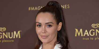 Mini-short et crop top fluo, Nabilla dévoile ses formes dans un ensemble pepsy !