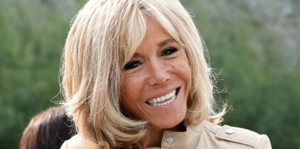 Photos - Brigitte Macron en robe courte aux épaules dénudées : cette tenue qui n’est pas passée inaperçue...