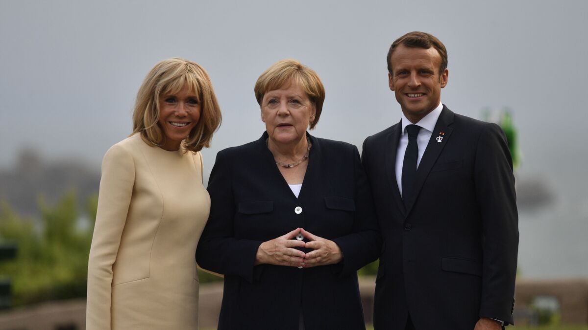 Une photo de Brigitte et Emmanuel Macron avec Angela Merkel associée à un  célèbre club libertin : Femme Actuelle Le MAG