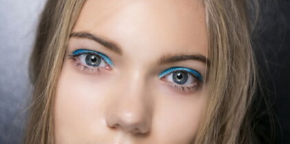 Eye liner coloré : la nouvelle tendance make-up à adopter
