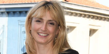 Photos - Julie Gayet : son look chic et tendance qu’on lui piquerait bien !