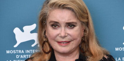 Photos - Catherine Deneuve, 75 ans : en robe noire et cape rouge à plumes, elle en jette à la Mostra de Venise