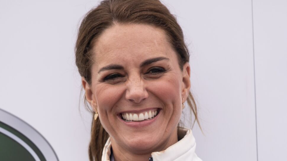 Mais au fait, pourquoi Kate Middleton porte-t-elle trois bagues à son annulaire gauche ?