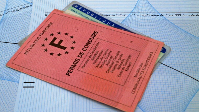 Ancien permis de conduire, suis-je obligée de le changer ?