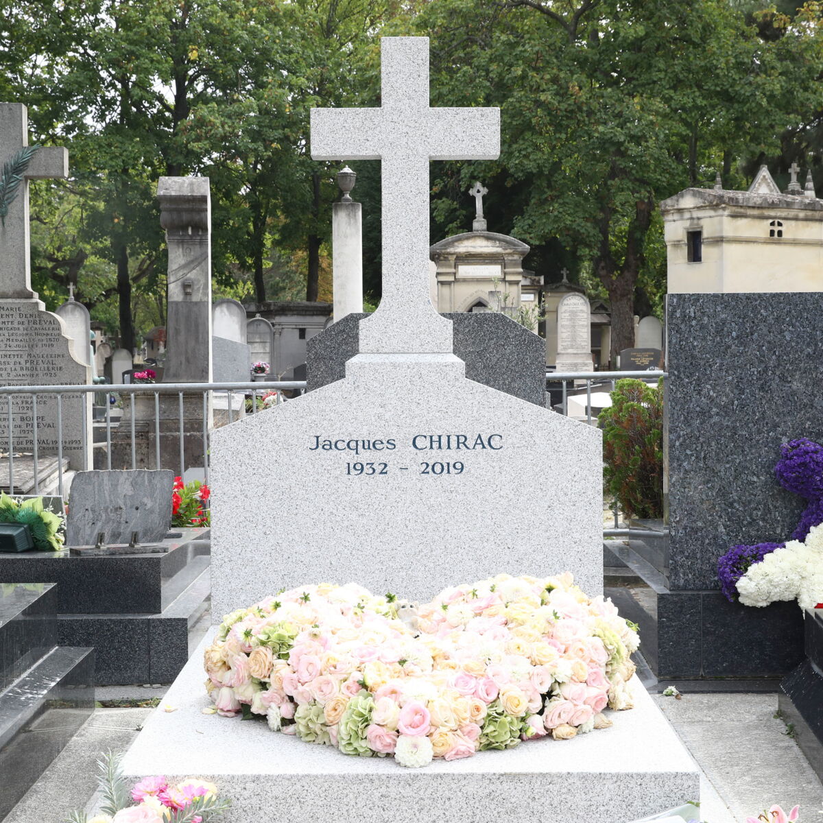 Jacques Chirac Ou Se Trouve Exactement Sa Tombe Au Cimetiere Du Montparnasse Femme Actuelle Le Mag