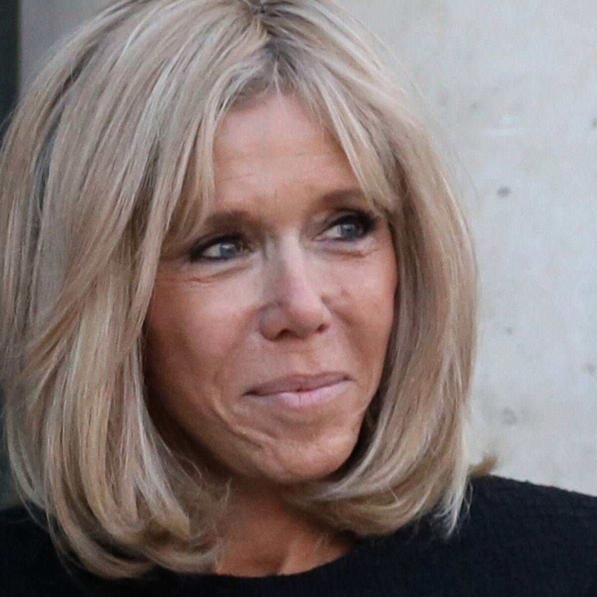 Brigitte Macron en robe en dentelle noire aux découpes sur les