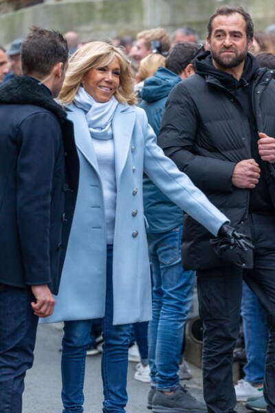 Brigitte Macron à Honfleur : son garde du corps beau gosse ...