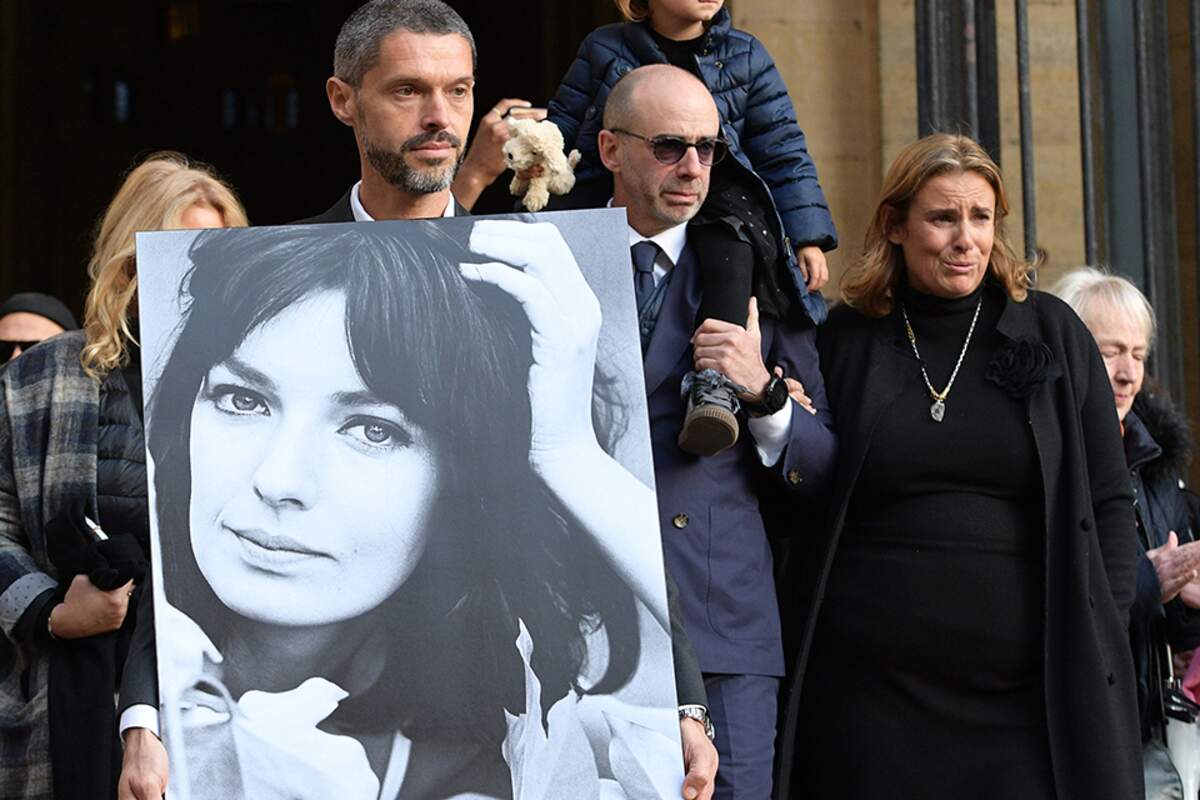 Pierre Cornette De Saint Cyr Et Marie Laforet PHOTOS - Obsèques de Marie Laforêt : Laurent Ruquier, Francis Lalanne,  Géraldine Nakache... de nombreuses personnalités sont venues lui rendre un  dernier hommage - Femme Actuelle