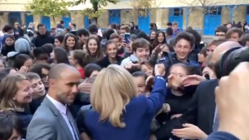 Les images hallucinantes de Brigitte Macron accueillie en superstar par des collégiens