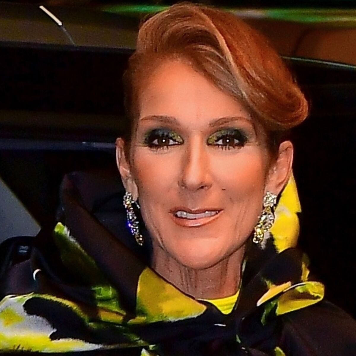 Photos - Céline Dion tout en bleu flashy : elle sort les cuissardes et le  manteau moumoute en plein New York (attention les yeux !) : Femme Actuelle  Le MAG