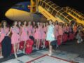 Vaimalama Chaves, Miss France 2019, entourée des candidates à l'arrivée à l'aéroport de Papeete.