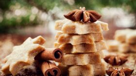 Gâteau de Noël façon pain d'épices et sablés bonhommes : découvrez