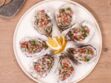 Recette de fêtes WW : Tartare d’huîtres au citron vert et craquelins au sarrasin