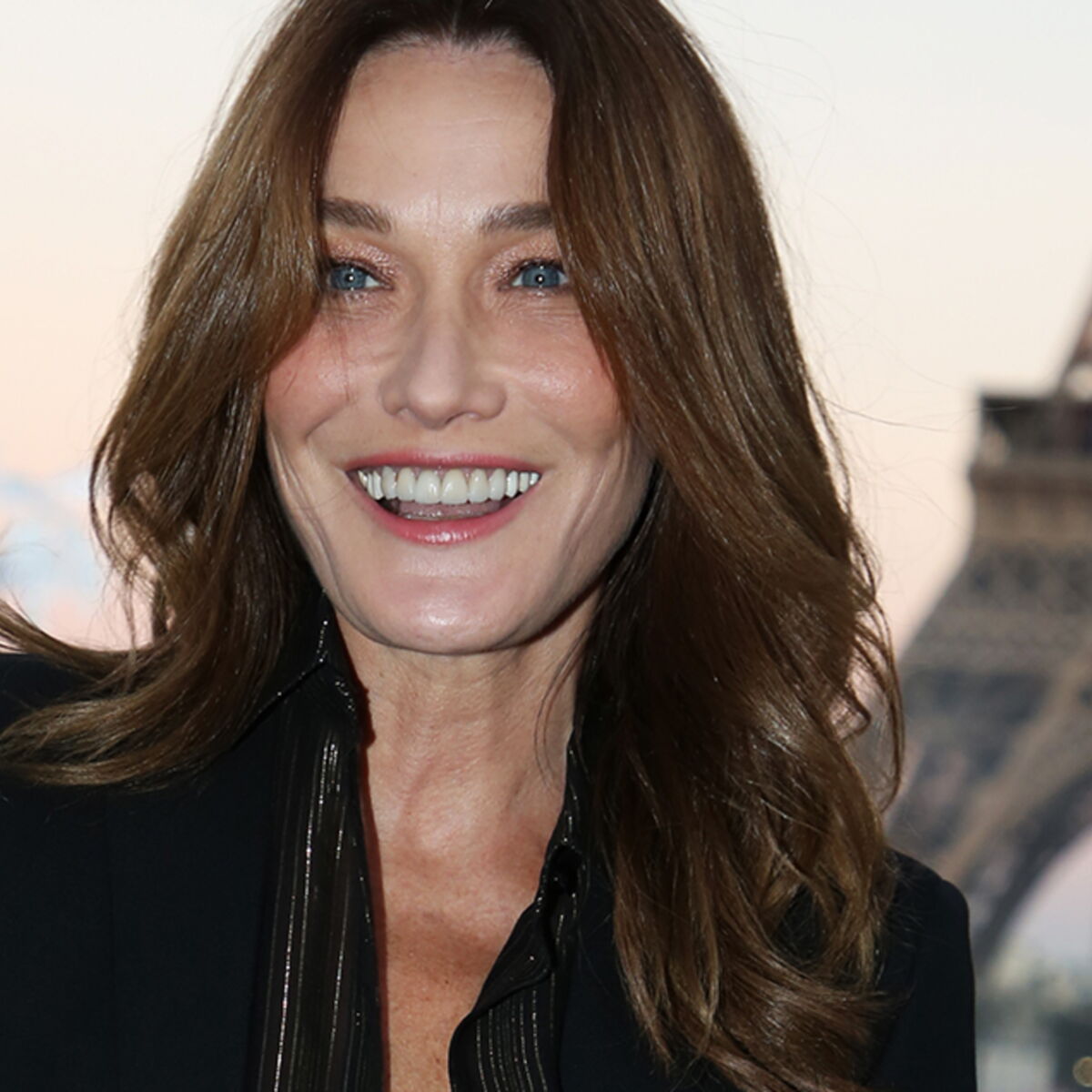 Carla Bruni sensuelle : nue sous une veste noire et jean taille basse, elle  dévoile un cliché jamais publié immortalisé par Kate Barry : Femme Actuelle  Le MAG