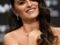 Une coiffure "one-side" glamour comme Penelope Cruz