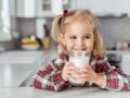 Demi-écrémé ou entier : quel lait de vache faut-il préférer pour les enfants ?