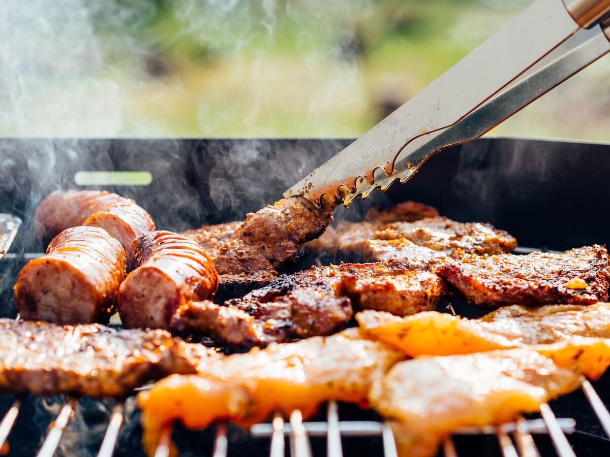 Barbecue : 10 erreurs courantes à ne plus commettre : Femme JU FU BBQ Barbecue Grill Barbecue Barbecue Ménager Grill