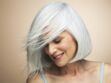 Cheveux blancs : comment arrêter les colorations ?