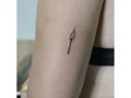 Un tatouage minimaliste en forme d'allumette