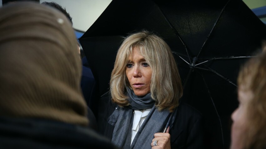 Photo De Brigitte Macron Couverte De Bleus Le Cabinet De La Premiere Dame Reagit Femme Actuelle Le Mag