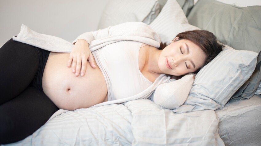 Grossesse et insomnie : 5 astuces de l'ostéopathe pour bien dormir quand on est enceinte