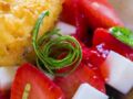 Merlu de ligne croustillant, vinaigrette de fraises charlotte en pickles, salade de kabu