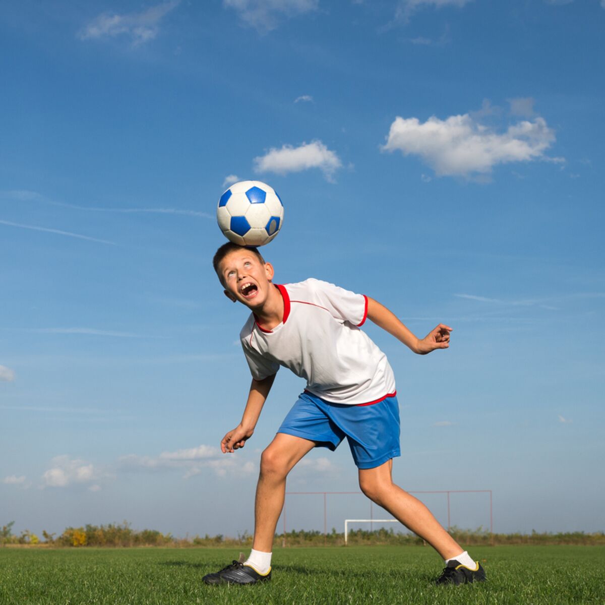 Interdire les têtes, ce n'est pas la bonne pratique : après l'Écosse, la  France pourrait limiter le jeu de tête chez les jeunes footballeurs