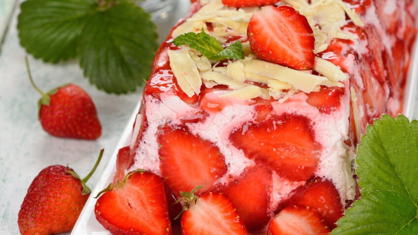 Terrine De Fraises En Gelee Decouvrez Les Recettes De Cuisine De Femme Actuelle Le Mag