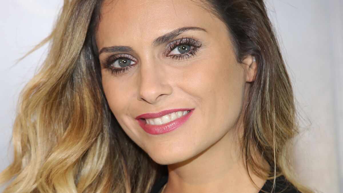 Clara Morgane nue sous sa veste à franges : elle se transforme en cow-girl  ultra-sexy (oulala !) : Femme Actuelle Le MAG