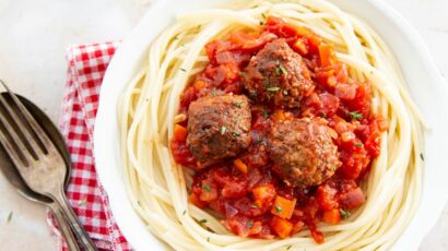 Gourmands et colorés : les spaghetti à la tomate de Simone Zanoni - Elle à  Table