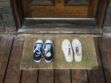 Coronavirus : faut-il retirer ses chaussures et ses vêtements en rentrant chez soi ?