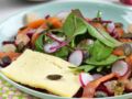 Salade fraîcheur de printemps avec radis, mesclun, pomelo, truite fumée et tomme de Savoie