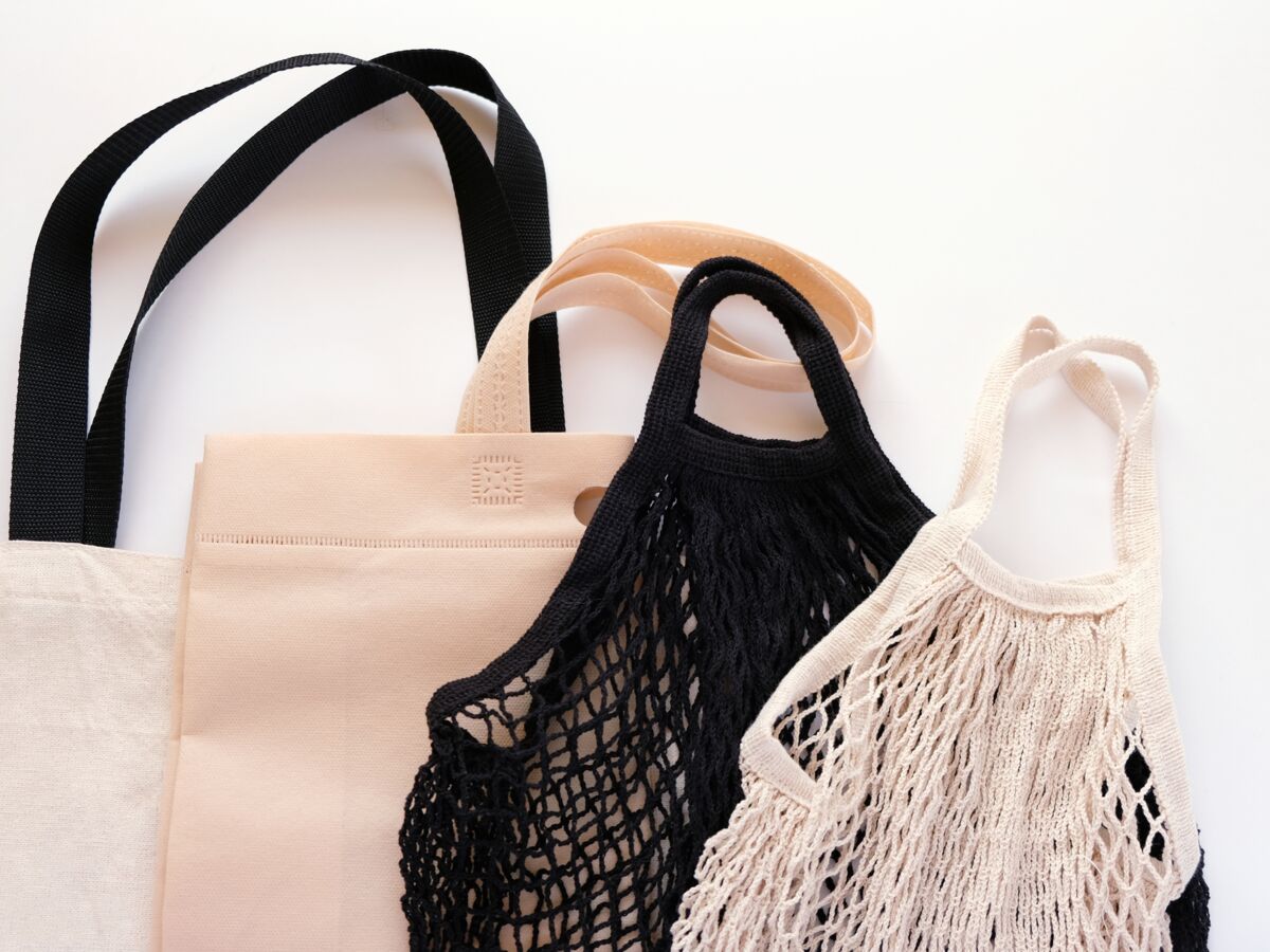 Comment nettoyer les sacs fourre-tout réutilisables pour les courses ? :  Femme Actuelle Le MAG
