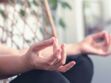 Yoga des doigts anti-stress : 6 mouvements express pour se détendre immédiatement