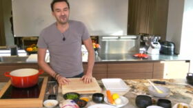 Tous En Cuisine La Recette Du Biscuit Roule Aux Fraises Et Chantilly Legere De Cyril Lignac Femme Actuelle Le Mag