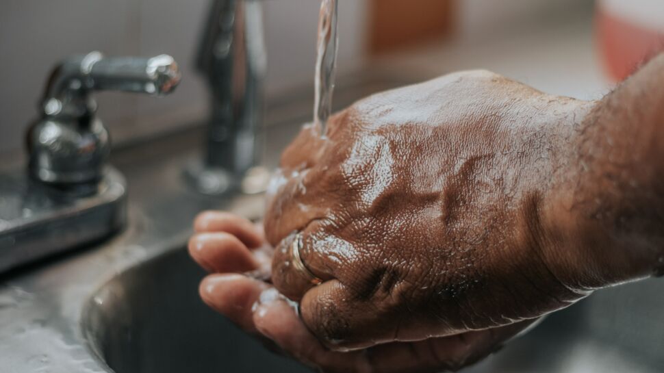 Coronavirus : quelle est la solution la plus sûre pour se sécher les mains ?