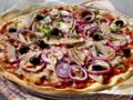 Pizza méditerranéenne thon et oignon rouge
