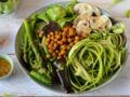 Salade healthy aux pois chiches rôtis, jeunes pousses, asperges vertes, champignons et courgettes