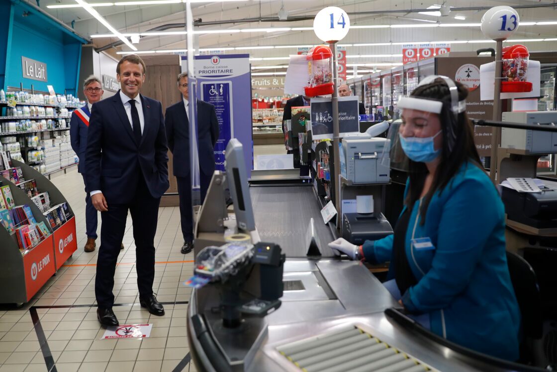 Emmanuel Macron Photographie Avec Une Caissiere De Super U Le Detail Qui Ne Passe Pas Femme Actuelle Le Mag