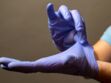 Coronavirus : comment retirer ses gants pour éviter la contamination ?