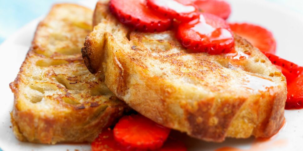 Pain perdu caramélisé et quelques fraises facile : découvrez les recettes  de cuisine de Femme Actuelle Le MAG